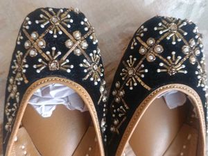 Embellished Black Juttis/Mojaris