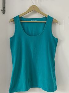 sleeveless top for casual and exercise wear