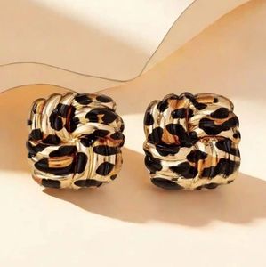 style cast stud ear