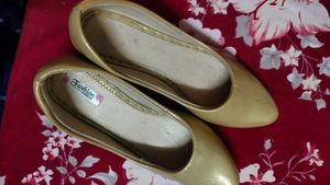 Elegant Gold Flat Sandals