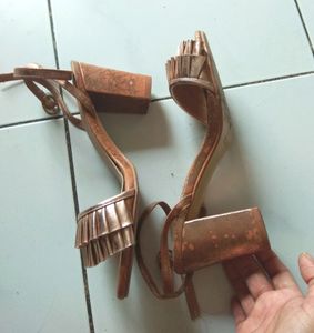 🏷️Rose Gold Block Heels By AJIO with flaws