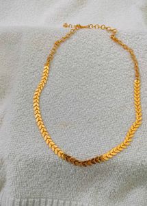 Elegant Gold Leaf Pattern Necklace