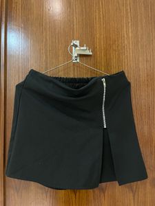 Chic Black Skirt with Zipper Detail