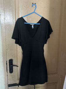 Chic Black V-Neck Mini Dress