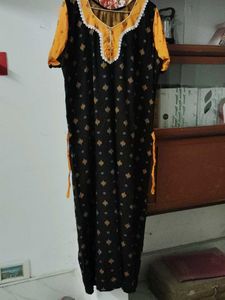 Comfortable Black & Yellow Nightgown