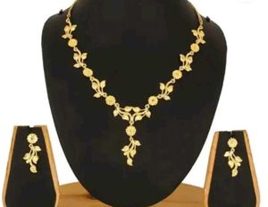 Brand new Elegant Gold-Tone Floral Necklace &amp; Earr
