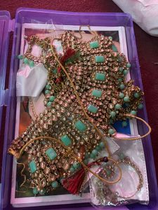 Bridal Kundan Jewellery Set with Green Accents