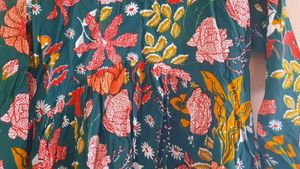 Chic Floral Print V-Neck Top