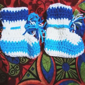 New Born Baby  Combo Caps And Wollen Socks No Used