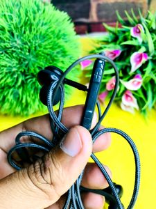 🎉 PRICE DROP 💸 (BRAND NEW) AKG Handsfree
