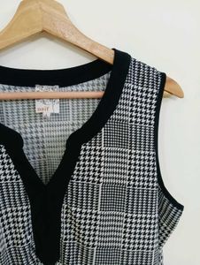 Chic Sleeveless Plaid Top