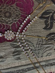 Elegant Maang Tikka Headpiece