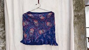 20V. Navy Blue mini floral skirt