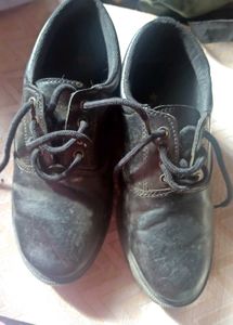 almost new school shoes,size5