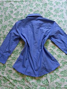 💙🪩 Y2K fitted Blue Button-Up Shirt 🪩💙