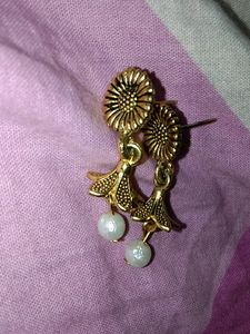 🔥PRICE🎁 DROP 🎀SALE💥Cute Little Golden Flower🌸 With Hanging white Pearl💖
