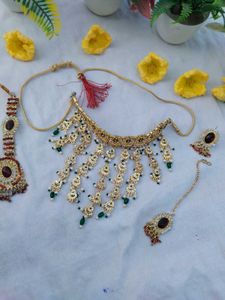 Exquisite Kundan &amp; Emerald Jewellery Set