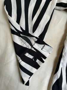 ZARA Crop Shirt🖤🤍