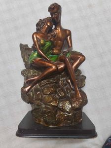 statue of couple