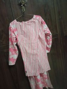 Pink Floral Kurta Set pant have only one pocket