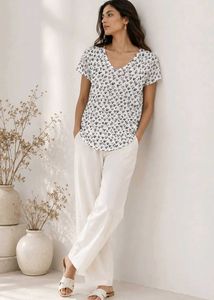 🤍 Cute Heart Print V-Neck White T-Shirt - Women