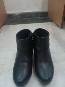 Chic Black Quilted Ankle Boots
