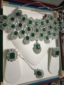 Stunning Emerald &amp; Diamond Jewellery Set