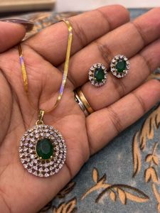 Elegant Emerald & Diamond Necklace Set