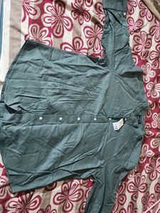 Men's Classic Fit Button-Up Shirt