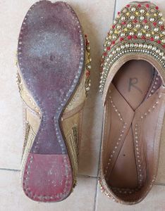 Embroidered Juttis - Size uk 5