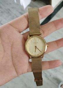 Elegant Gold Mesh Watch