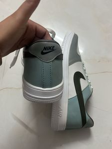 SIZE 10 Stylish Nike Air Sneakers