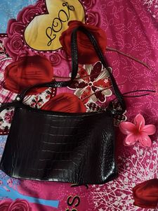 Chic Black Croc-Embossed Shoulder Bag