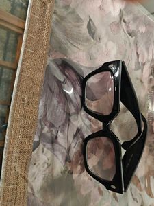 Chic Black Framed Sunglasses