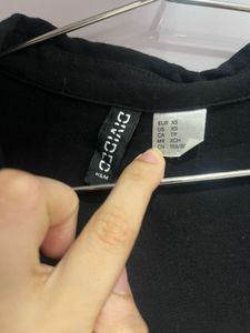 H&amp;M black and white cropped shirts
