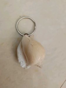 Seashell 'L' Initial Keychain