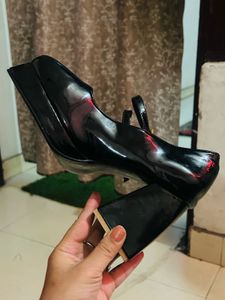 Modish Black Pupm Heels