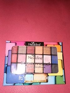 Neckline It's a mood Eye Shadow Palette