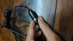 Black Wired Earphones NOT WORKING