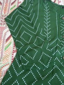 Combo Of Printed Kurti And Fency Pins