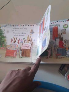 We're Going on an Elf Chase Lift-the-Flap Book