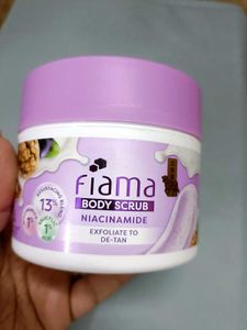 Fiama Body Scrub Niacinamide Exfoliate
