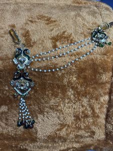 Elegant Maang Tikka with Pearl Detailing
