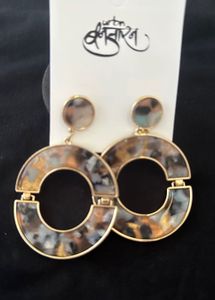Chic faux  Tortoiseshell Hoop Earrings