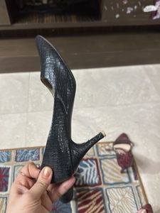 Chic Black Croc Embossed Flats