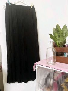 Chic Black Pleated Midi Skirt