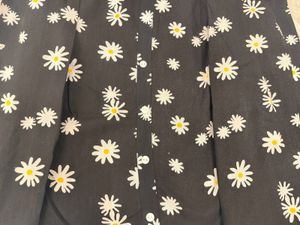Chic Daisy Print Black Dress with Puff Sleeves