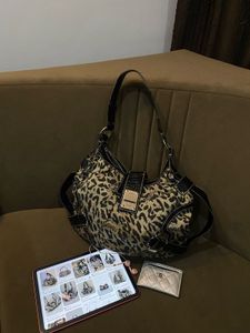 GUESSStylish Leopard Print Shoulder Bag
