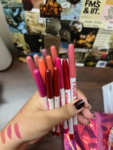 Me now set of 12 lip liners