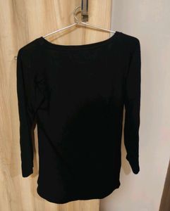 Black quarter sleeve tshirt